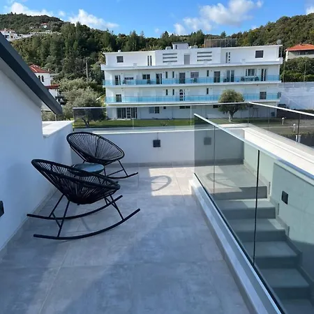 V Luxury בית הארחה