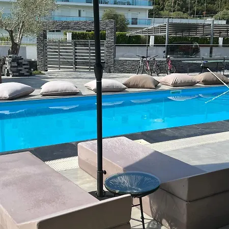 V Luxury * Pefkochori