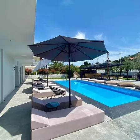 V Luxury בית הארחה