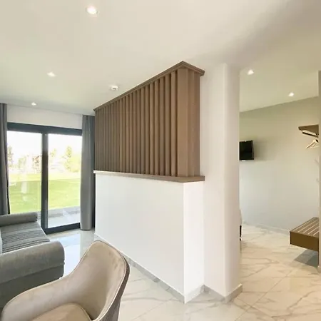 V Luxury Пефкохори