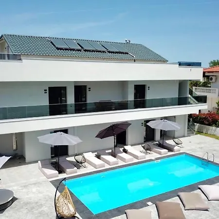 V Luxury Konukevi 4*