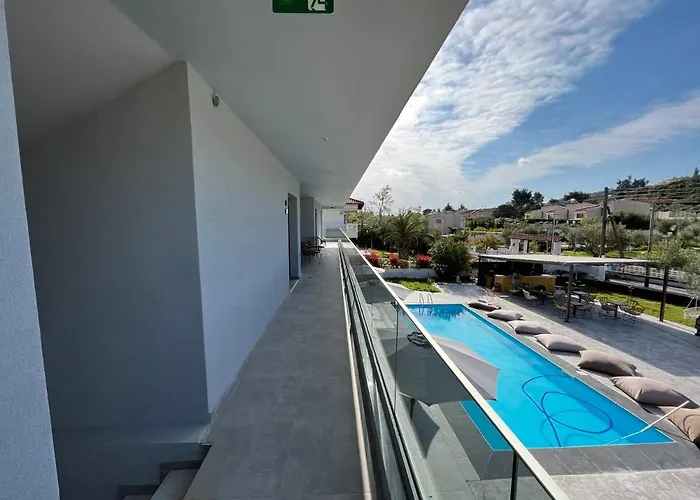 V Luxury 4*